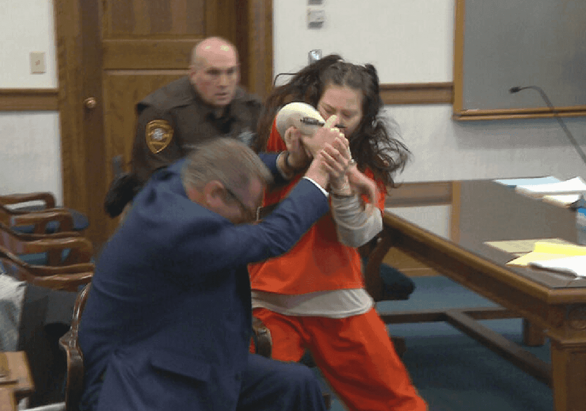 צפו: צעירה המואשמת כי ערפה את ראשו של אהובה - תקפה את עורך דינה 