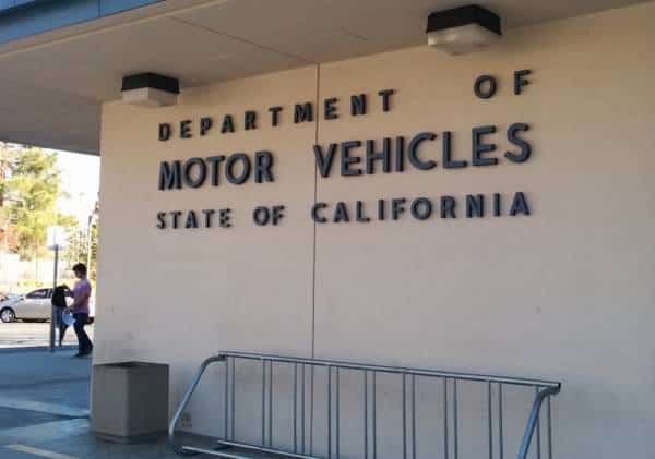 קליפורניה ממשיכה להתקדם לעבר השגרה: משרדי ה-DMV יפתחו מחדש