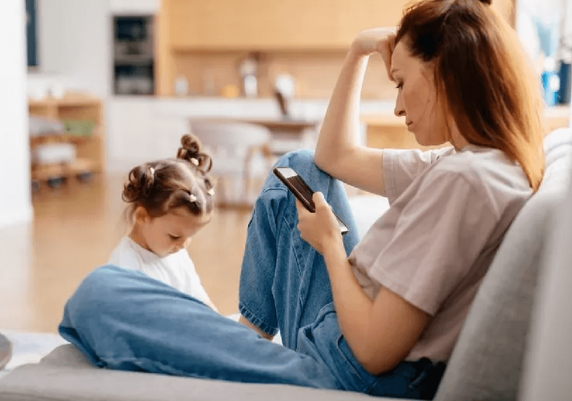 זה לא הילדים - זה אתם: הקשר המדאיג בין זמן המסך של ההורים לבין בעיות רגשיות אצל ילדים