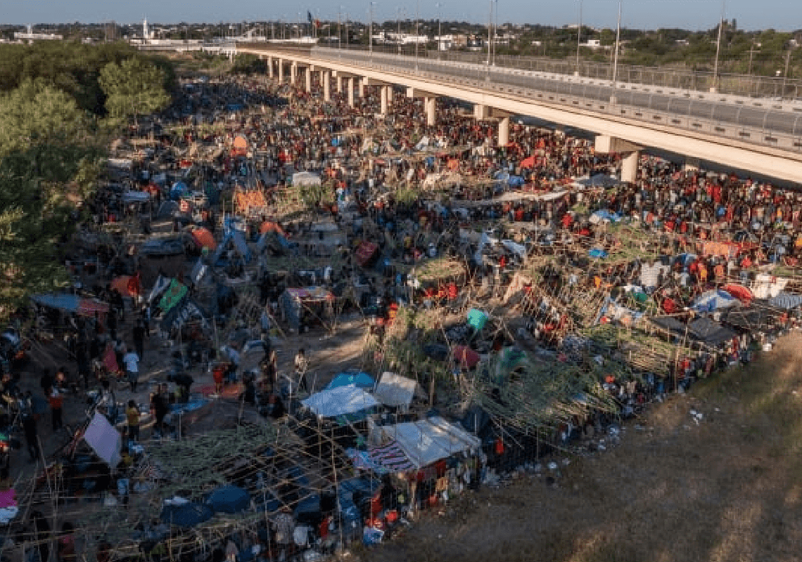 טראמפ על עשרות אלפי המהגרים בגבול טקסס: "המדינה הופכת לביוב אנושי"