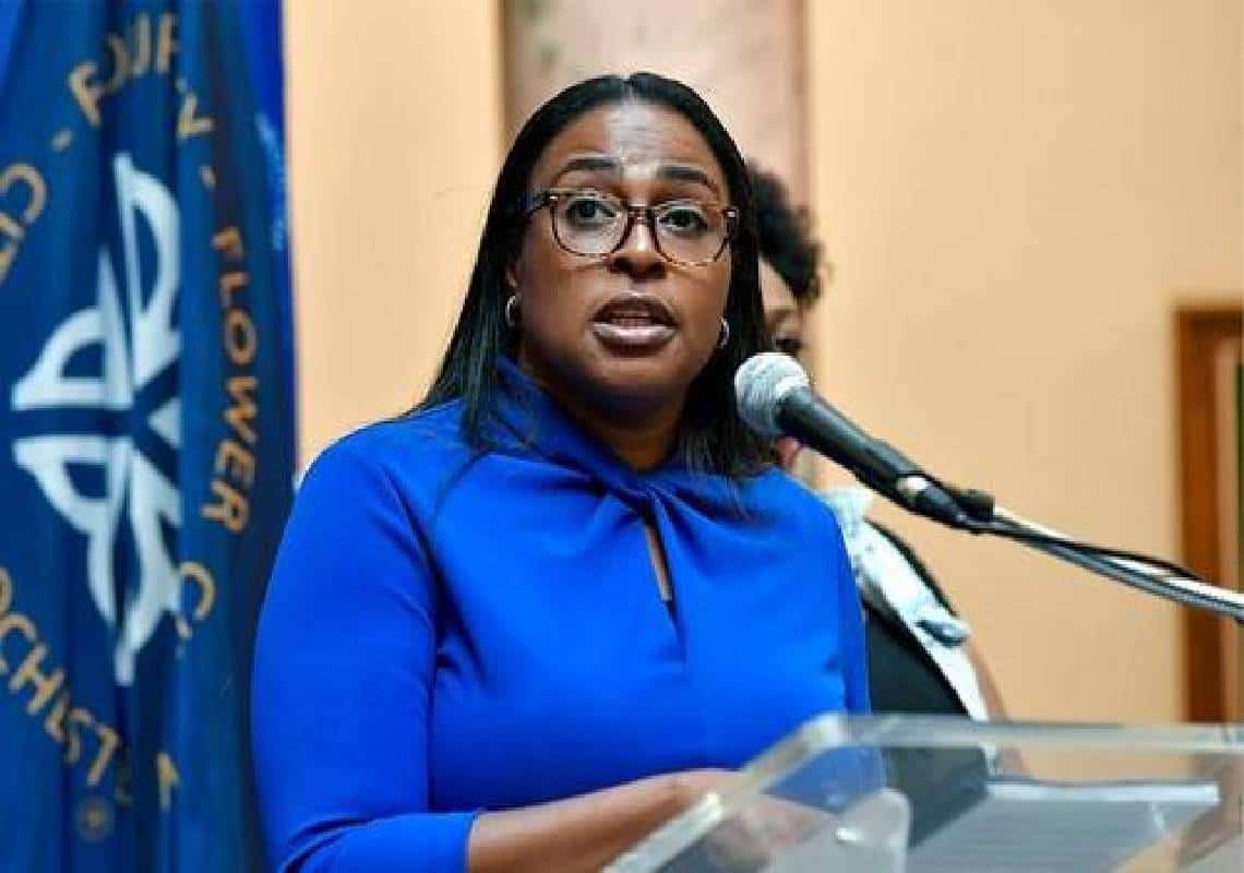 ראש העיר התלוננה על מגיפת הנשק הבלתי חוקי ואז ואז התגלה בביתה רובה, אקדח, וכמובן קוקאין