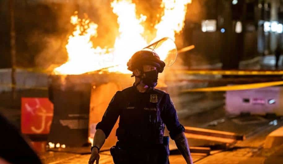 פרשנות: אמריקה החלה לגסוס לאחר בחירות 2020, ביום שאחרי משפט פלויד היא נכנסה למצב של מוות קליני