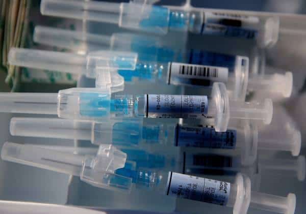 חוקרים באוניברסיטה בכירה: רופאים ומבוגרים צריכים לקבל עדיפות בחיסון לקורונה