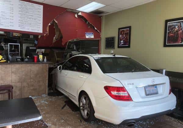 לוס אנג'לס: מכונית איבדה שליטה והתנגשה במסעדה בוואלי