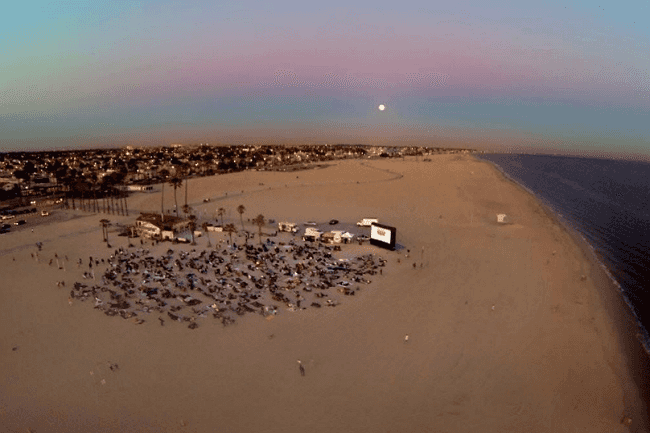 אל תכנסו לסרט: פשוט בואו לצפות באחד אחרי השקיעה, על החוף בלוס אנג'לס