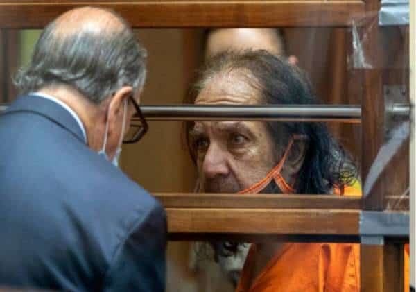 עם מבט מבועת בעיניו כוכב הפורנו היהודי המואשם באונס הכריז "לא אשם",  עתה נטען כי "הוא תקף למעלה מ-50 נשים"