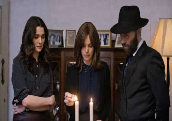 עכשיו בקולנוע: Disobedience, או מה קורה לבחורה מניו יורק שחוזרת לבית ילדותה בשכונה חרדית 