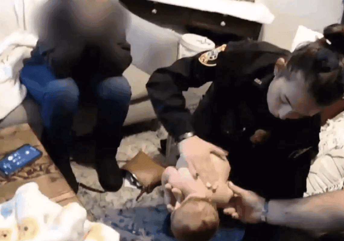 "ללא היסוס": שוטרת הצילה תינוק בן ארבעה שבועות שנחנק 