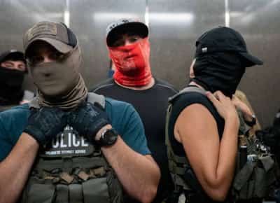 מדיניות כפולה: רשות ההגירה פועלת באופן שונה במדינות רפובליקניות ובמדינות דמוקרטיות