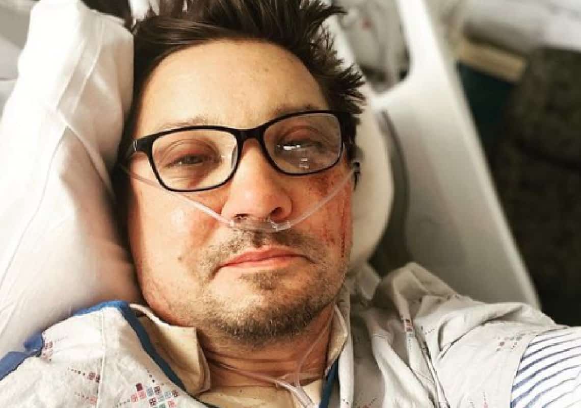 ג׳רמי רנר בסלפי ראשון מאז התאונה: ״אני פצוע מדי בשביל להקליד״