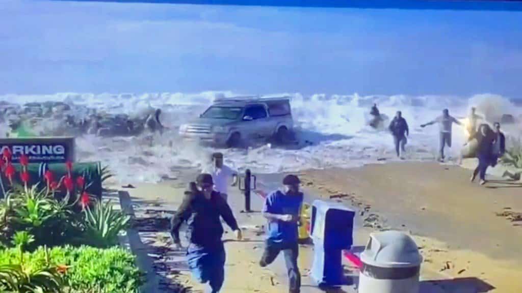 ‏גלים מפלצתיים הציפו עיירות חוף בדרום קליפורניה - לפחות 8 בני אדם מאושפזים ‏