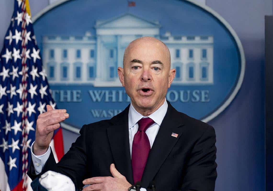 למרות שהתחסן: השר לביטחון המולדת נדבק בקורונה