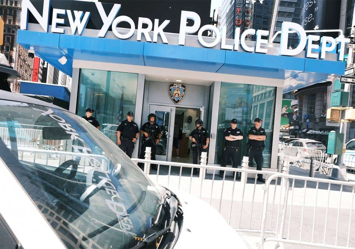 אימה בטיימס סקוור: תייר הותקף באלימות קשה ע"י חסר בית