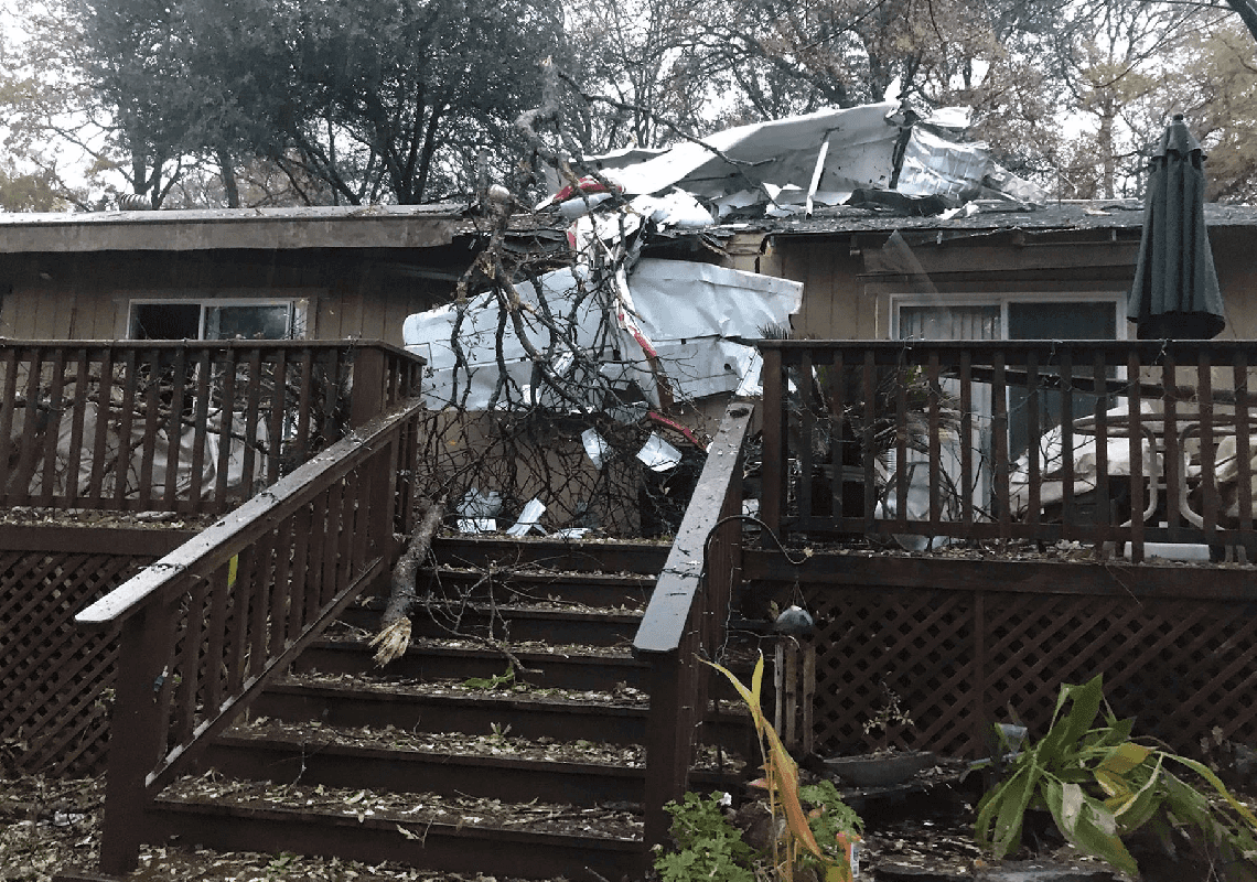 קליפורניה: מטוס קטן התרסק על בית – בעוד בני המשפחה בפנים