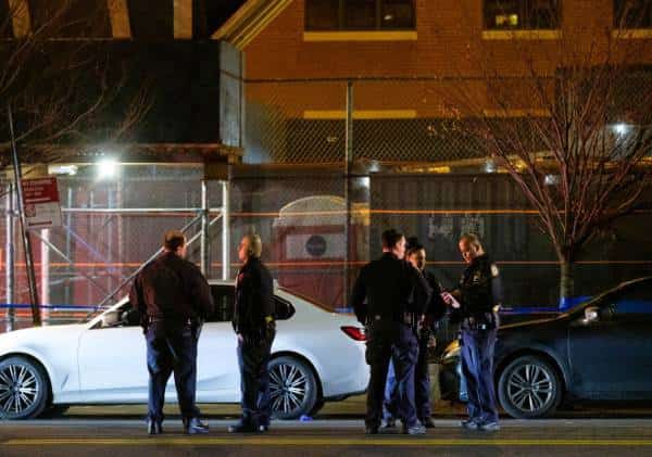 בריונות ילדים בניו יורק: שני הורים נדקרו מחוץ לשער בית הספר הציבורי