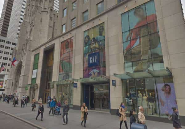 ענקית הלבוש נוטשת את סניף הדגל בניו יורק