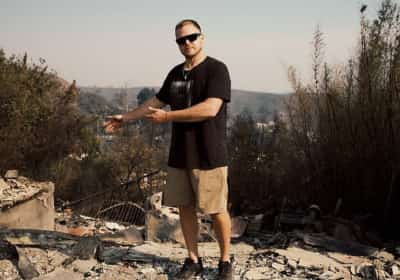 שנה אחרי שאיבד את ביתו בשריפות הענק: כוכב ריאליטי נכנס למירוץ לראשות עיריית לוס אנג'לס