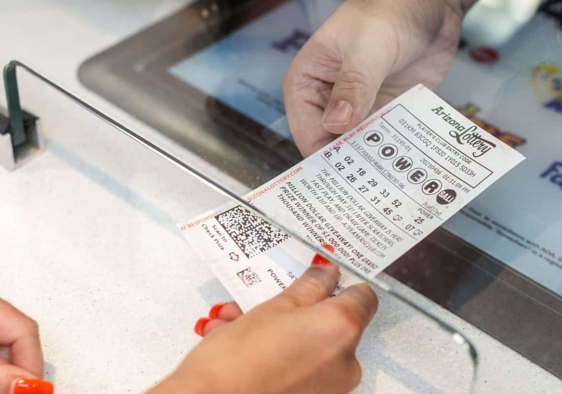 ימים ספורים לאחר שזכו ב-473 מיליון דולר בהגרלת הלוטו: בני זוג מאריזונה הגיעו לקבל את כספם