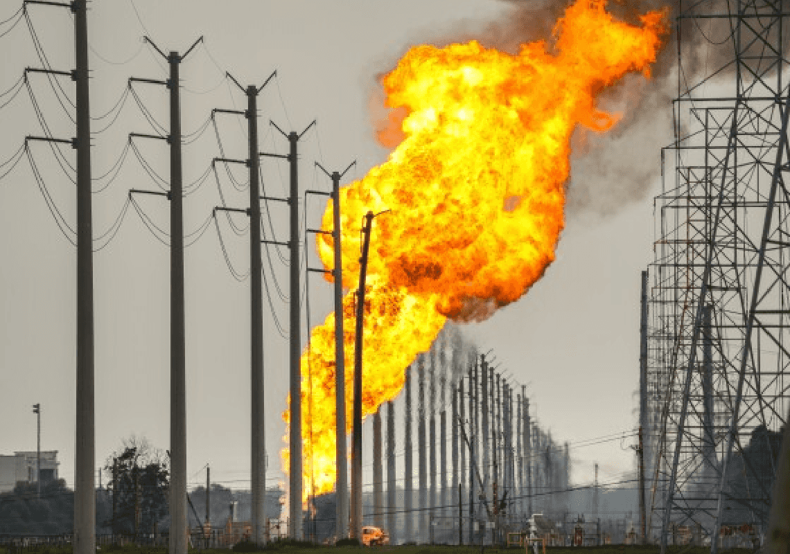 פיצוץ מאסיבי ועמוד אש אחרי שמכונית התנגשה בצינור גז טבעי בטקסס