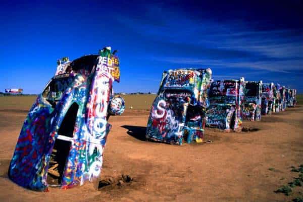  עשיריה עם האף באדמה: איך נתקעו רכבי קאדילק עם האף עמוק בחולות ומדוע כדאי לכם לראות אותם 