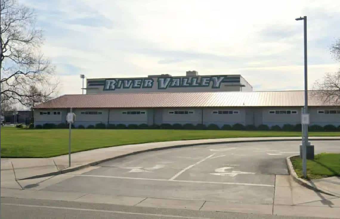 ‏בית ספר בקליפורניה ביטל את עונת הפוטבול לאחר שסרטון "מכירה פומבית של עבדים שחורים" שהכינו שחקנים לבנים דלף