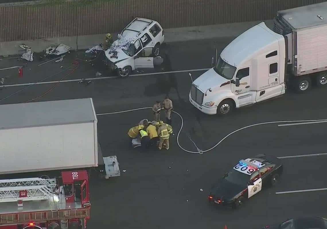 תאונה קטלנית בוואלי לוס אנג'לס: אישה נהרגה, 4 ילדים נפצעו בהתנגשות עם משאית