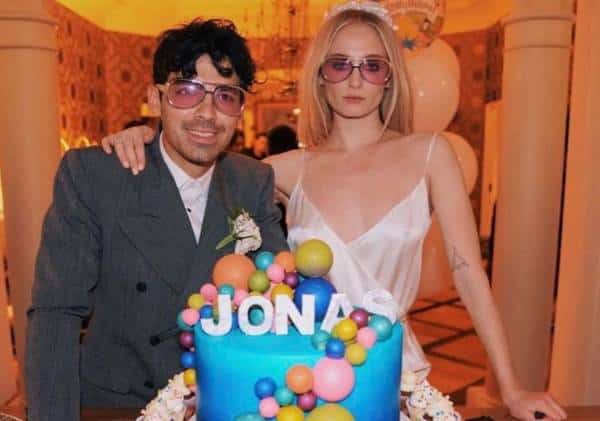 סופי טרנר מפתיעה את העוקבים עם תמונות שלא נראו מעולם