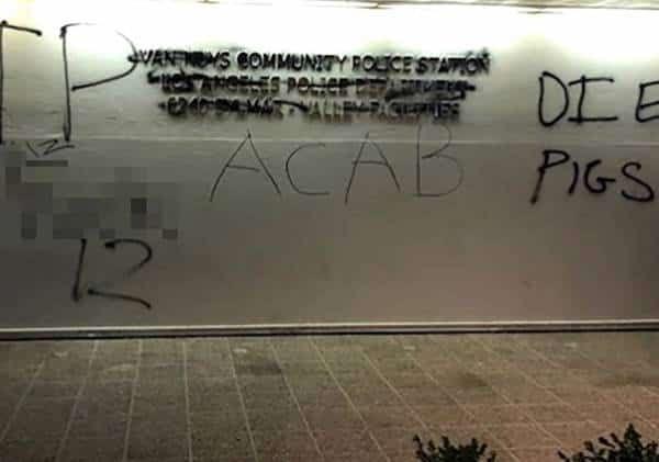 ואלי לוס אנג'לס: מתפרעים השחיתו תחנת משטרה, ניידת הותקפה באלימות