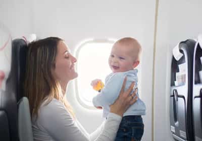 טסים עם ילדים? כך תעזרו להם להתמודד עם הלחץ באוזניים