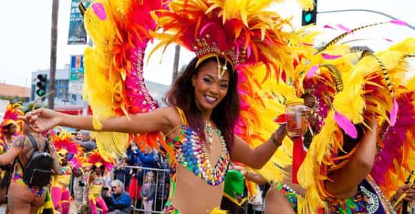 ככה מציינים יום זיכרון בסן פרנסיסקו: קרנבל ה-Mission הצבעוני חוגג עם תהלוכה, מוסיקה ורקדנים