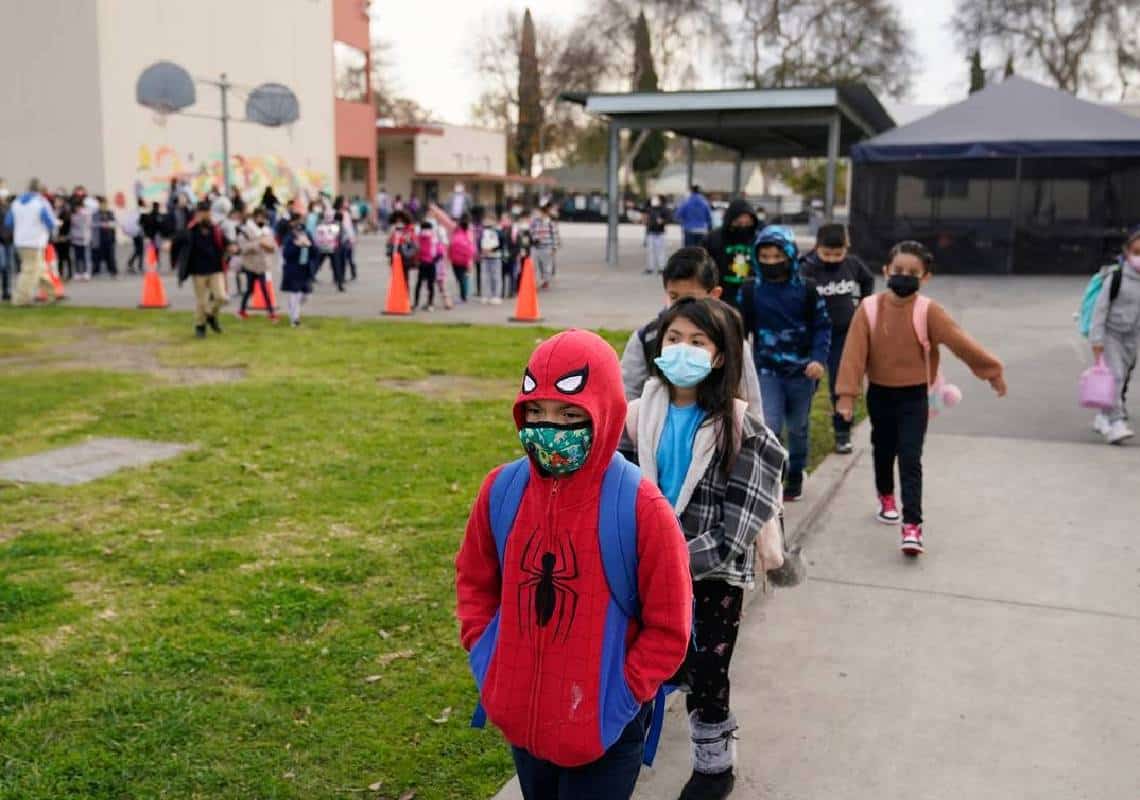 קליפורניה הכריזה על סיום חובת עטיית המסכות בבתי הספר