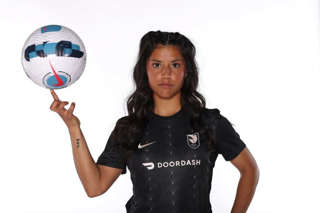 "הכדורגלנית הנאצית של לוס אנג'לס": הצדיעה במועל יד בהפגנה פרו-ישראלית 