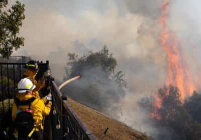 שריפת הענק בסימי ואלי: הפינויים נמשכים ואזהרת העשן הורחבה