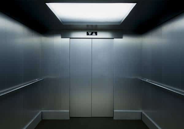 קלסטרופוביה בניו יורק: נתקעה לבדה במעלית במשך 3 ימים