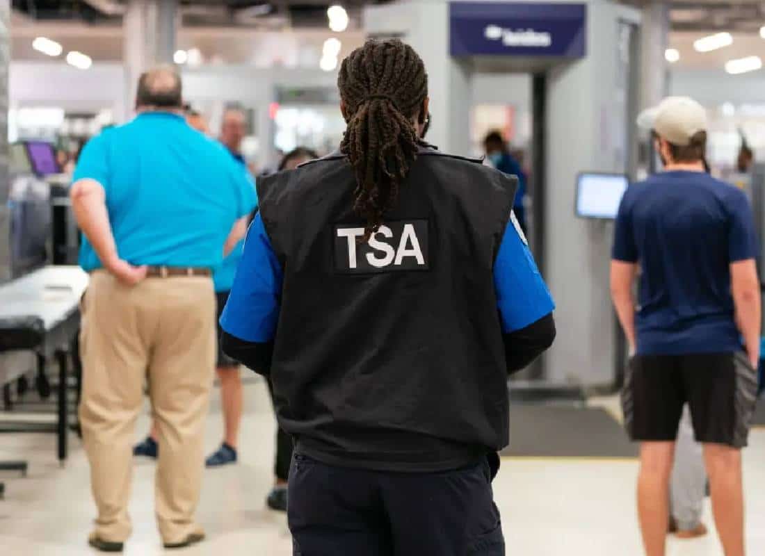 מהפך בשדות התעופה: ממשל טראמפ מבטל זכויות איגוד לעובדי הביטחון