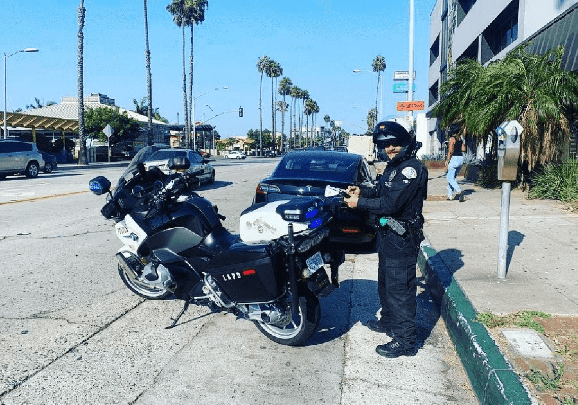 לוס אנג'לס בוחנת: במקום שוטרי תנועה - אזרחים האחראים על אכיפה 