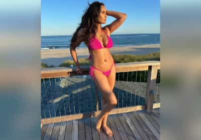 משתבחת עם השנים: המנחה בת ה־54 מציגה גזרה לוהטת בביקיני ורוד