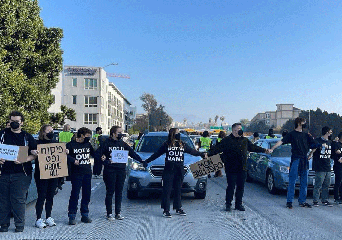 "כיהודים, לא נשב מנגד בזמן שאנשים בעזה מורעבים ונשחטים בשמנו": מפגינים חסמו כביש מרכזי בלוס אנג'ס