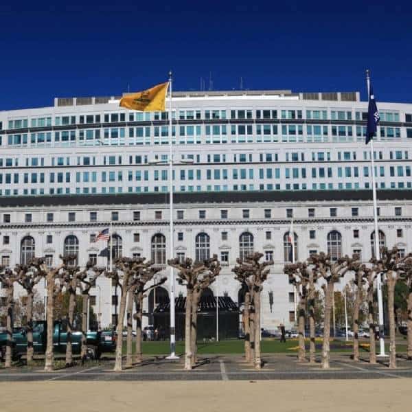 נגרים, בנאים, מעצבי שיער בקליפורניה - אתם שכירים או קבלנים?