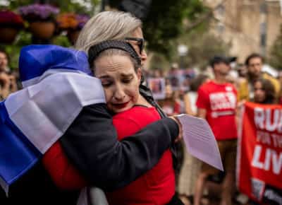 הצעדה למען החטופים בבולדר עוברת למחתרת לאחר מתקפת בקבוקי התבערה וההטרדות מתמשכות