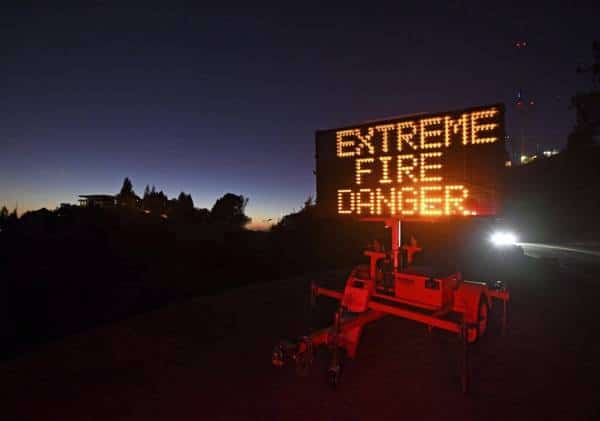 קליפורניה נערכת לגל שריפות ענק: מאות אלפי בתים נותקו מזרם החשמל