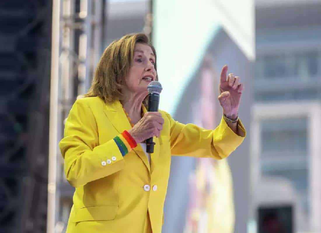 "אני מתפללת, אני בוכה": פלוסי  מקווה שביידן יישאר חבר שלה 