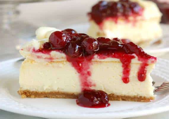 חגיגה לבנה: עוגת גבינה קרה ושוקולד לבן, שמתאימה לחג השבועות, יפה להגשה וגם טעימה להפליא