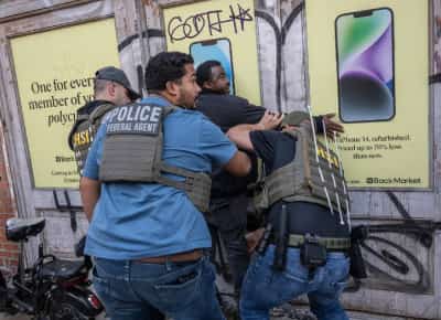 מפתח אמריקאי תובע את ממשל טראמפ בטענה לצנזורה פוליטית: לחץ על אפל להסיר אפליקציה המתריעה על פשיטות הגירה