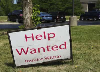 האם אמריקה נכנסת למיתון? שוק העבודה מאבד תאוצה