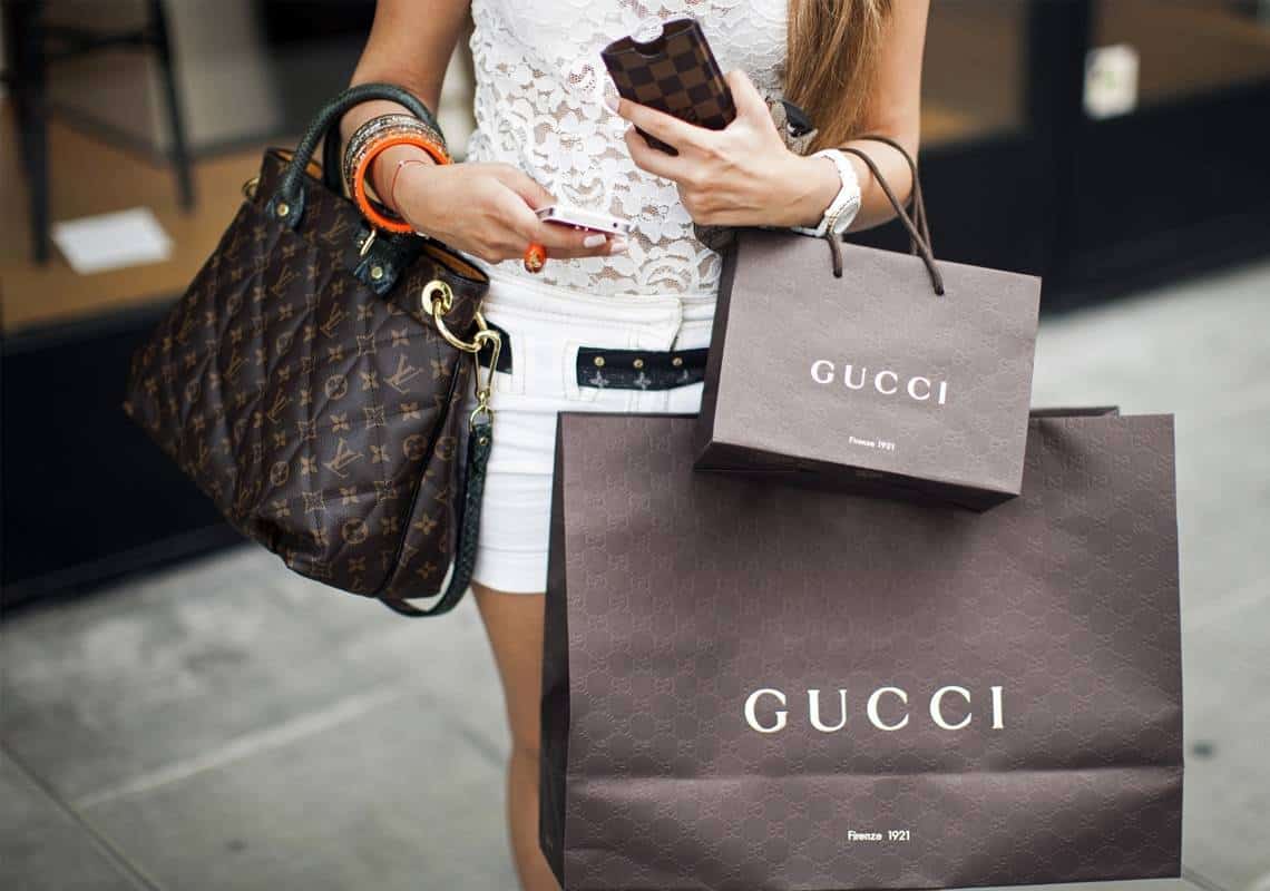 הונאת כספי סיוע לעסקים קטנים: צעירה השיגה במרמה 150 אלף דולר, ויצאה למסע שופינג ראוותני