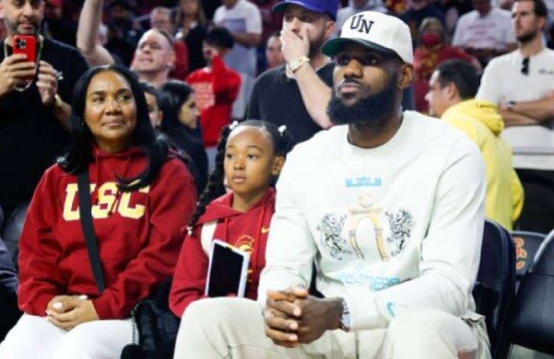 "שונא את הארץ שעשתה אותו מיליארדר": לברון ג'יימס סרב לעמוד בהמנון האמריקאי ועורר סערה לאומית