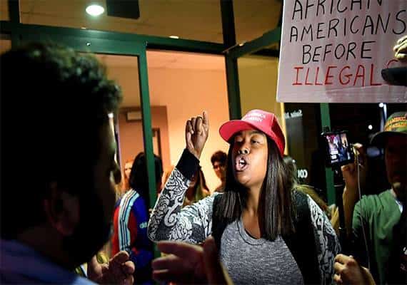 מתחזקת האופוזיציה למושל קליפורניה: סנטה קלריטה מיישרת קו עם ממשל טראמפ