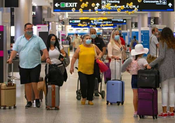חשש לזינוק נוסף בתחלואת הקורונה ברחבי ארה"ב: יותר מ-80 מיליון צפויים לטייל במהלך חג המולד