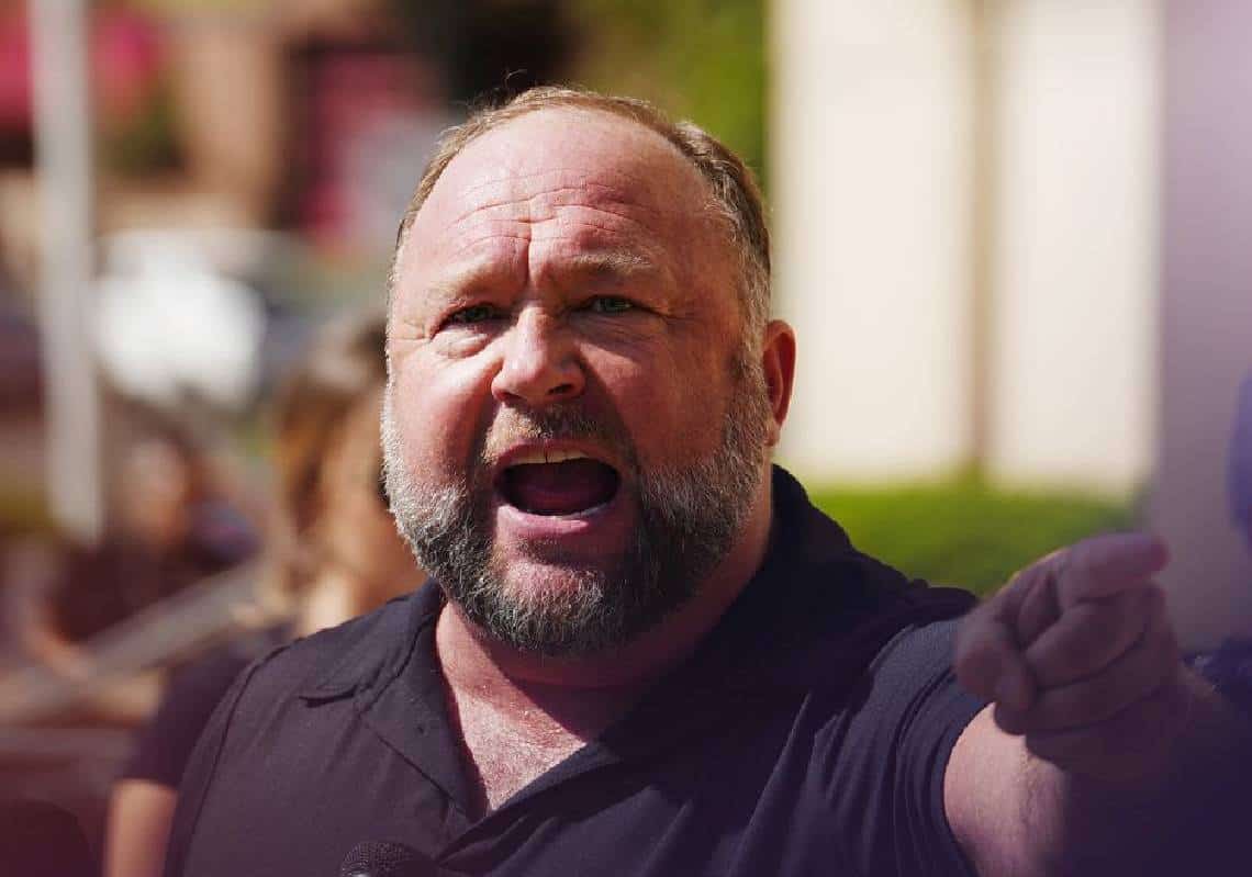 ‏חבר המושבעים החליט שאלכס ג'ונס יצטרך לשלם כמעט מיליארד דולר פיצויים למשפחות סנדי הוק על שטען שהטבח היה מבויים